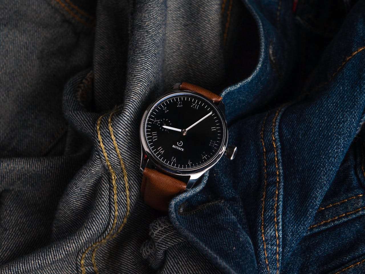 About – Wristwatch with brown leather strap